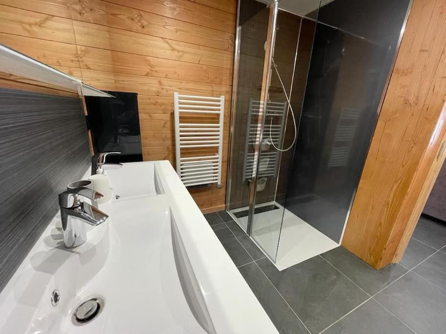 Appartement Lumineux Neuf Dans Bas De Chalet Le Douglas ลาจูดูลูป ภายนอก รูปภาพ